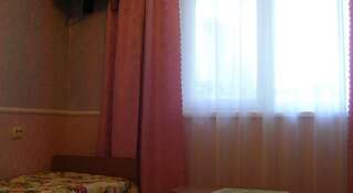 Гостиница Гостевой дом «Солнышко» Анапа Двухместный номер с 2 отдельными кроватями и дополнительной кроватью-1