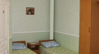 Гостиница Гостевой дом «Солнышко» Анапа Двухместный номер с 2 отдельными кроватями и дополнительной кроватью-3